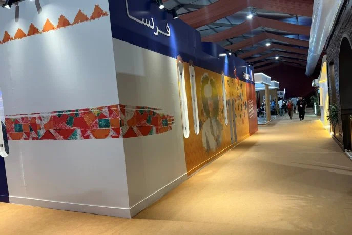 Dans cette atmosphère de démontage, le salon donne à voir une autre image du livre : celle d’un objet fragile, soumis aux transformations des usages culturels mais encore capable de rassembler des foules pendant quelques jours. (Photo Quid)