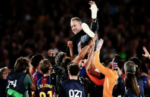 Hansi Flick prolonge l’aventure avec le Barça jusqu’en 2028 Hansi Flick prolonge l’aventure avec le Barça jusqu’en 2028