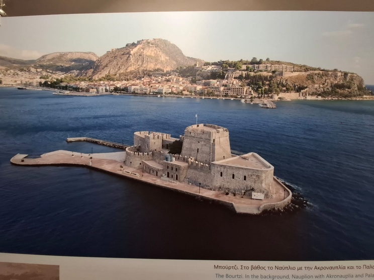 Palamidi et Bourtzi : les deux chateaux-forts  gardiens du golfe Argolique en Grèce.