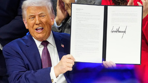 Le président américain Donald Trump tient la charte lors d'une cérémonie de signature dans le cadre de son initiative "Conseil de la paix". © Markus Schreiber, AP