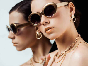 Le layering de bijoux s’impose comme la tendance phare de l’été 2026