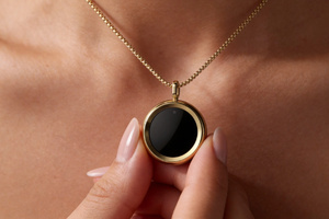 Ce pendentif connecté surveille vos UV pour éviter les coups de soleil Ce pendentif connecté surveille vos UV pour éviter les coups de soleil