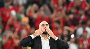 Walid Regragui félicite les Lions de l’Atlas après leur qualification pour les huitièmes de finale Walid Regragui félicite les Lions de l’Atlas après leur qualification pour les huitièmes de finale