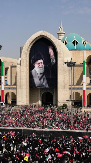 Une photo de l'ayatollah Ali Khamenei diffusée par le site officiel du guide suprême iranien, le 17 février 2014. (IRANIAN SUPREME LEADER'S WEBSITE)