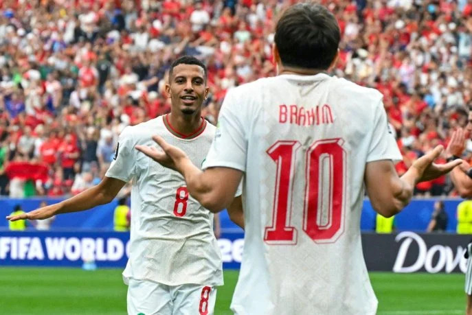 Le milieu de terrain marocain n° 8, Azzedine Ounahi, célèbre le deuxième but de son équipe avec son coéquipier, l'attaquant n° 10 Brahim Diaz, lors du match des huitièmes de finale de la Coupe du monde 2026 opposant le Canada au Maroc, au Houston Stadium de Houston, le 4 juillet 2026. (Photo Ronaldo Schemidt / AFP)