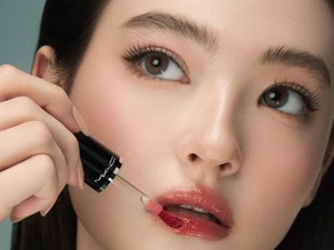 « Glass lips » : la tendance beauté qui fait briller les lèvres tout l’été