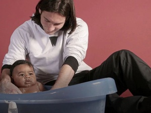 Messi donnant le bain à Lamine Yamal : quand une image devient un phénomène marketing mondial Messi donnant le bain à Lamine Yamal : quand une image devient un phénomène marketing mondial