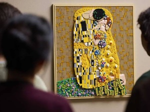 Le Baiser de Klimt devient un immense tableau LEGO à construire chez soi Le Baiser de Klimt devient un immense tableau LEGO à construire chez soi