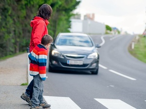 Pourquoi certaines personnes remercient toujours les automobilistes au passage piéton, selon la psychologie