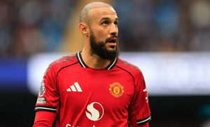 Rio Ferdinand pousse Mazraoui vers le onze de Manchester United Rio Ferdinand pousse Mazraoui vers le onze de Manchester United