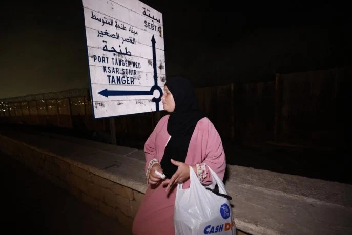 Une femme attend des nouvelles du retour d'un proche, probablement un fils, qui avait auparavant franchi la frontière pour se rendre dans Sebta, en Afrique du Nord, point de passage de Bab Sebta, situé à la périphérie de Fnideq, tard dans la soirée du 1er août 2026, à la suite d'une tentative de migrants de pénétrer dans la ville. (Photo Abdel Majid Bziouat / AFP)