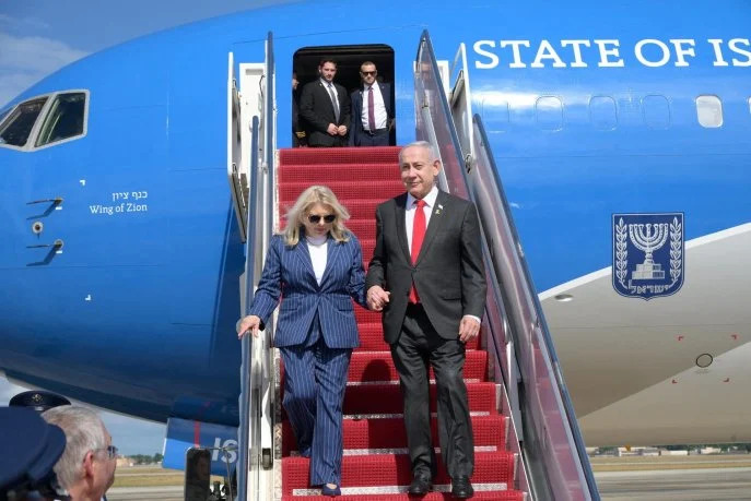Benjamin Netanyahu, (Israël n'étant pas partie au Statut de Rome, l'obligation de coopération pèse sur les États parties survolés, non sur lui), son avion officiel, le «Wings of Zion », modifie régulièrement sa route pour éviter l'espace aérien de ces États, quitte à rallonger le trajet de plusieurs centaines de kilomètres. Mais à d'autres occasions (février, avril, puis décembre 2025), cet appareil a bien survolé la France, la Grèce ou l'Italie, avec notamment l'autorisation préalable de Paris