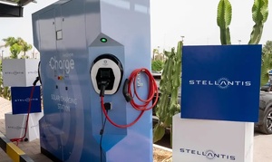 ​À Bouskoura, Stellantis teste une station solaire autonome pour recharger sans réseau électrique