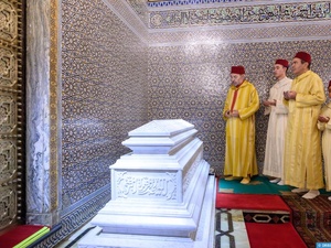 SM le Roi, Amir Al-Mouminine, préside une veillée religieuse en commémoration du 28e anniversaire de la disparition de Feu SM le Roi Hassan II