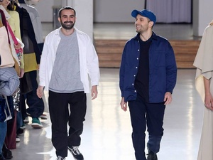 Moschino ouvre une nouvelle ère : ce que l’arrivée de Simone Rizzo et Loris Messina change pour la maison italienne.