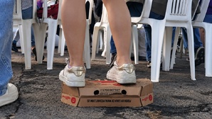 Trop petit pour voir la scène au concert ? Pizza Hut a trouvé la solution