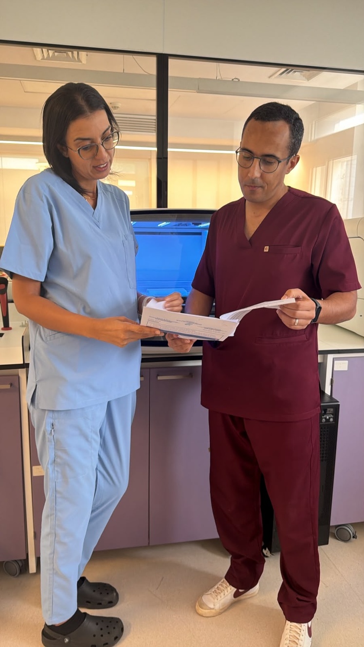 Pr Basma El Khannoussi, chef du service d’anatomopathologie et de pathologie moléculaire de l’INO avec Pr Mahdi youssef.