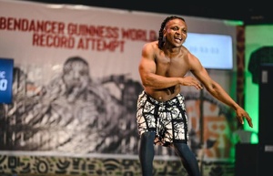 Nigeria : il danse plus de sept jours… et attend maintenant que Guinness valide ses 176 heures Nigeria : il danse plus de sept jours… et attend maintenant que Guinness valide ses 176 heures