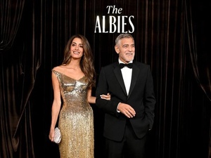 Amal Clooney fait briller Gucci avec une robe dorée spectaculaire aux Albies Awards