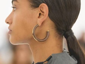 Les bijoux en bois font leur retour : quand la matière naturelle devient un objet de luxe Les bijoux en bois font leur retour : quand la matière naturelle devient un objet de luxe