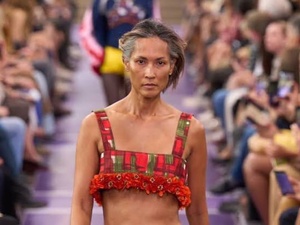 Wanmai Bergman : à 43 ans, elle réalise son rêve sur le podium de Miu Miu