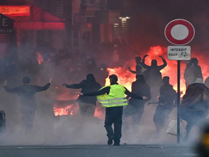 France sous tension : les couvre-feux reconduits, le dialogue attendu France sous tension : les couvre-feux reconduits, le dialogue attendu