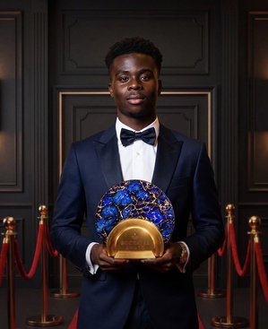 Ballon d’Or 2026 : Bukayo Saka remporte le prix Socrates pour son engagement caritatif
