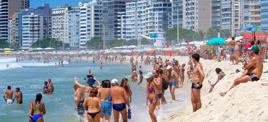 Malgré la pandémie, les plages au Brésil ne désemplissent pas