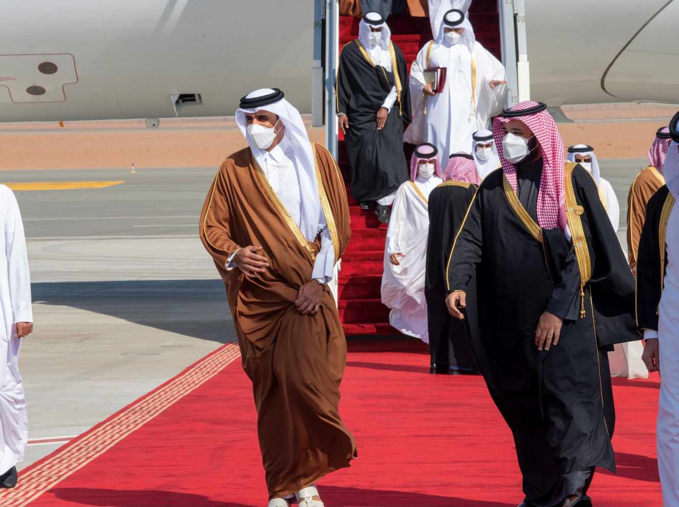 Le prince héritier d'Arabie saoudite, Mohammed Ben Salmane, accueillant l'Emir du Qatar, le Cheikh Tamim Ben Hamad Al Thani