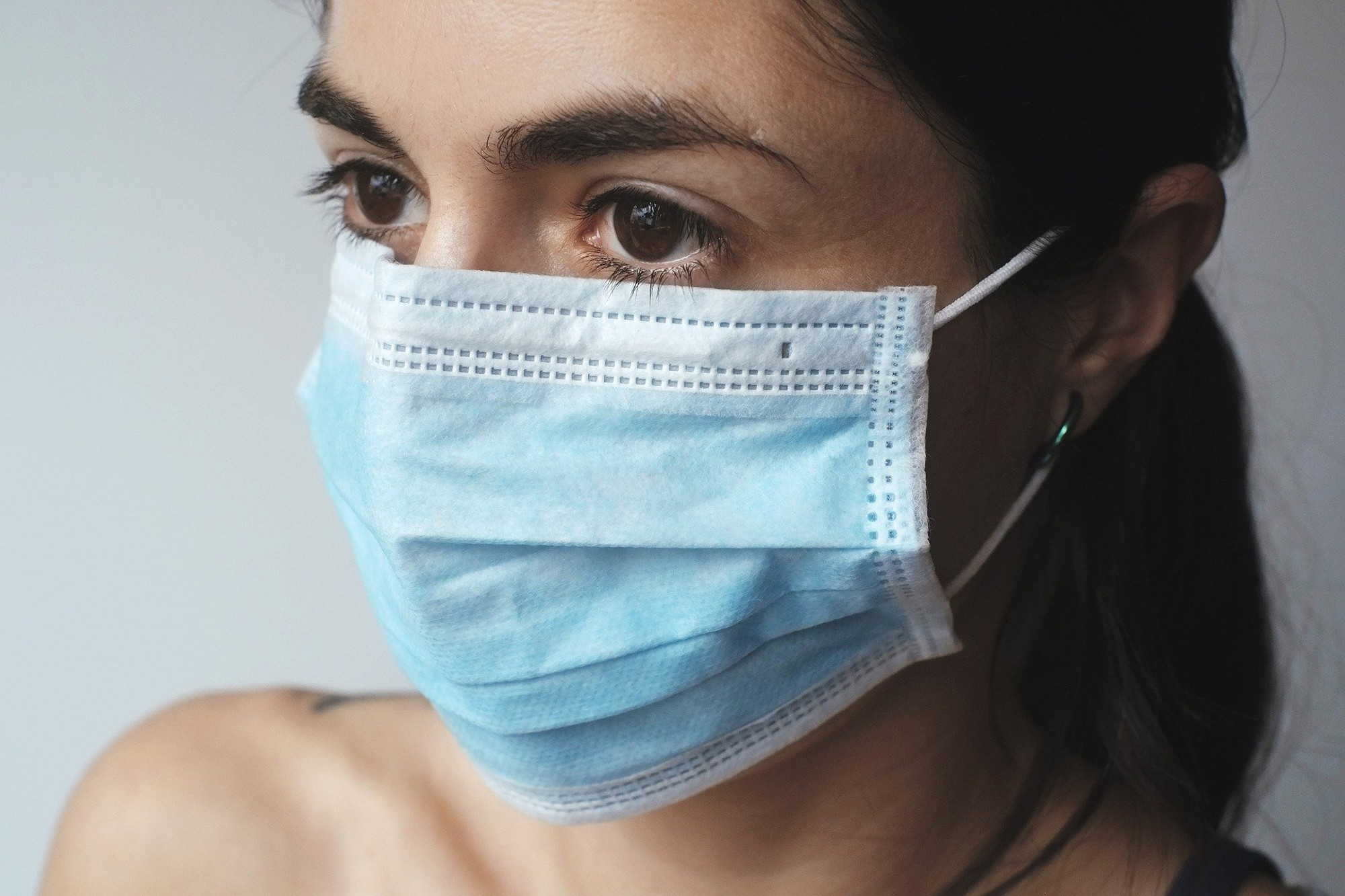 Pourquoi porter des masques doubles ou ajustés protège mieux contre le coronavirus 