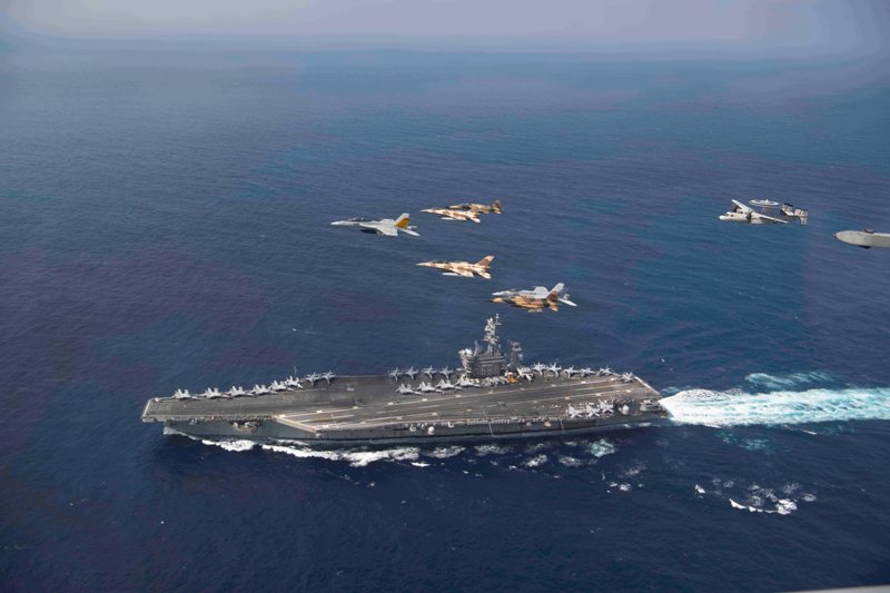 La photo qui a fait craquer les internautes marocains: des chasseurs marocains et américains survolant en escadrille le porte-avion USS Eisenhower