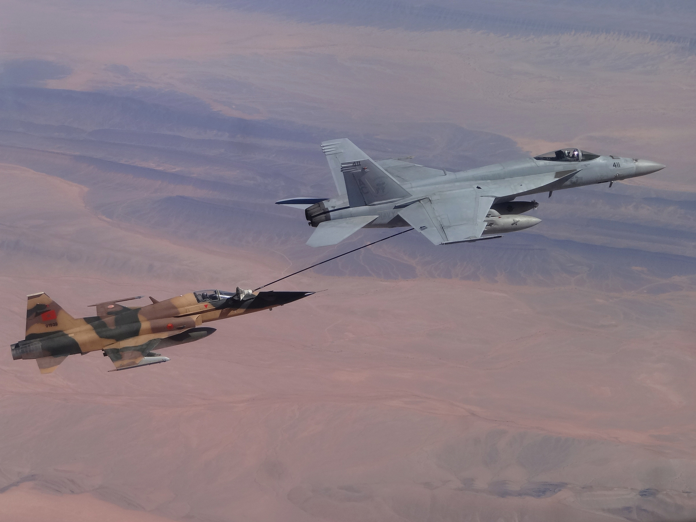 Un F-5 marocain ravitaillé en vol par un F/A-18 Super Hornet américain