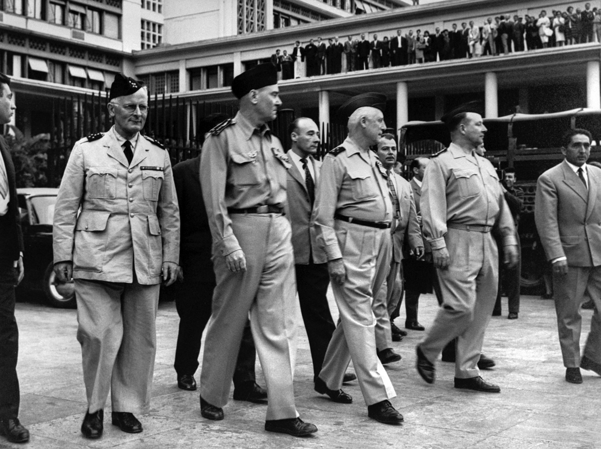 En 1961, les généraux Zeller,  Jouhaud, Salan et Challe ont tenté de renverser le Général De Gaulle