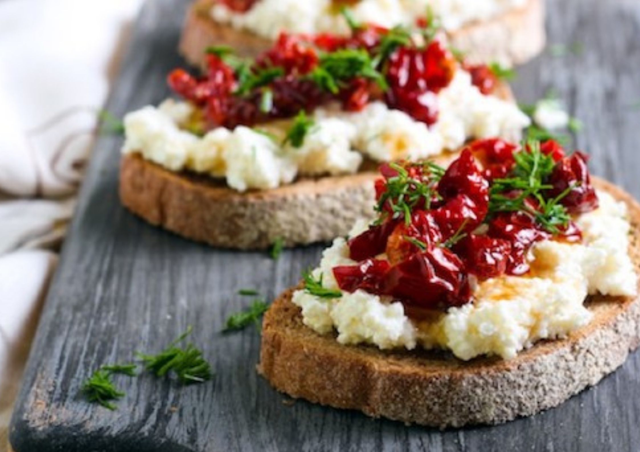 Toast ricotta et tomates séchées, spécial apéritif