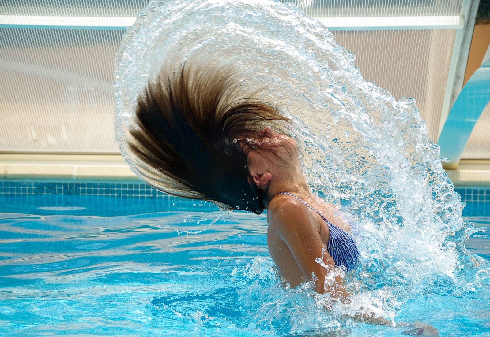 Comment protéger sa peau et ses cheveux après la piscine?