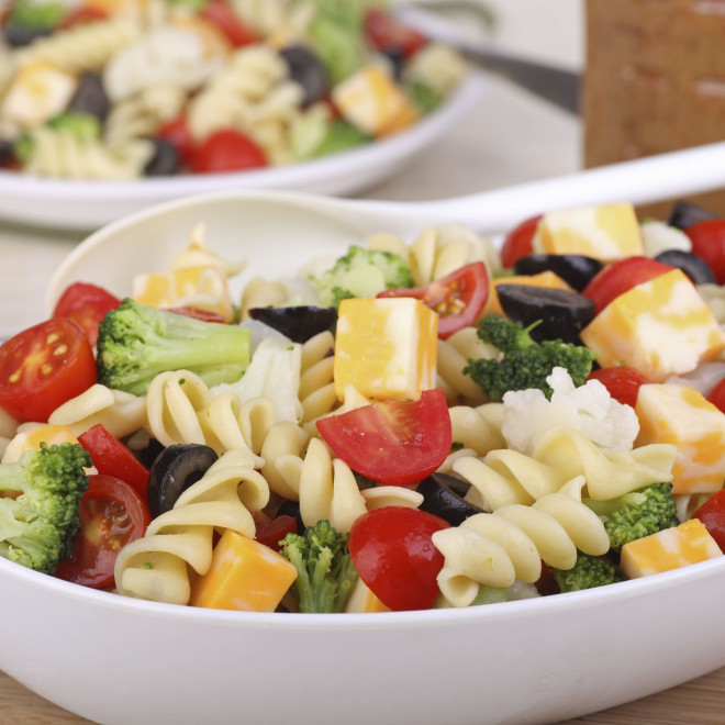 Salade de torti, brocoli, olives noires et comté au jus de betterave