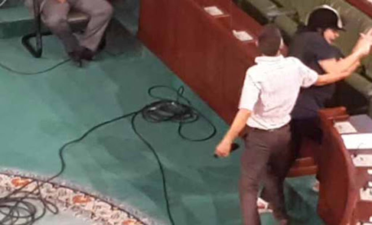 La députée Abir Moussi lâchement agressée par des islamistes au parlement