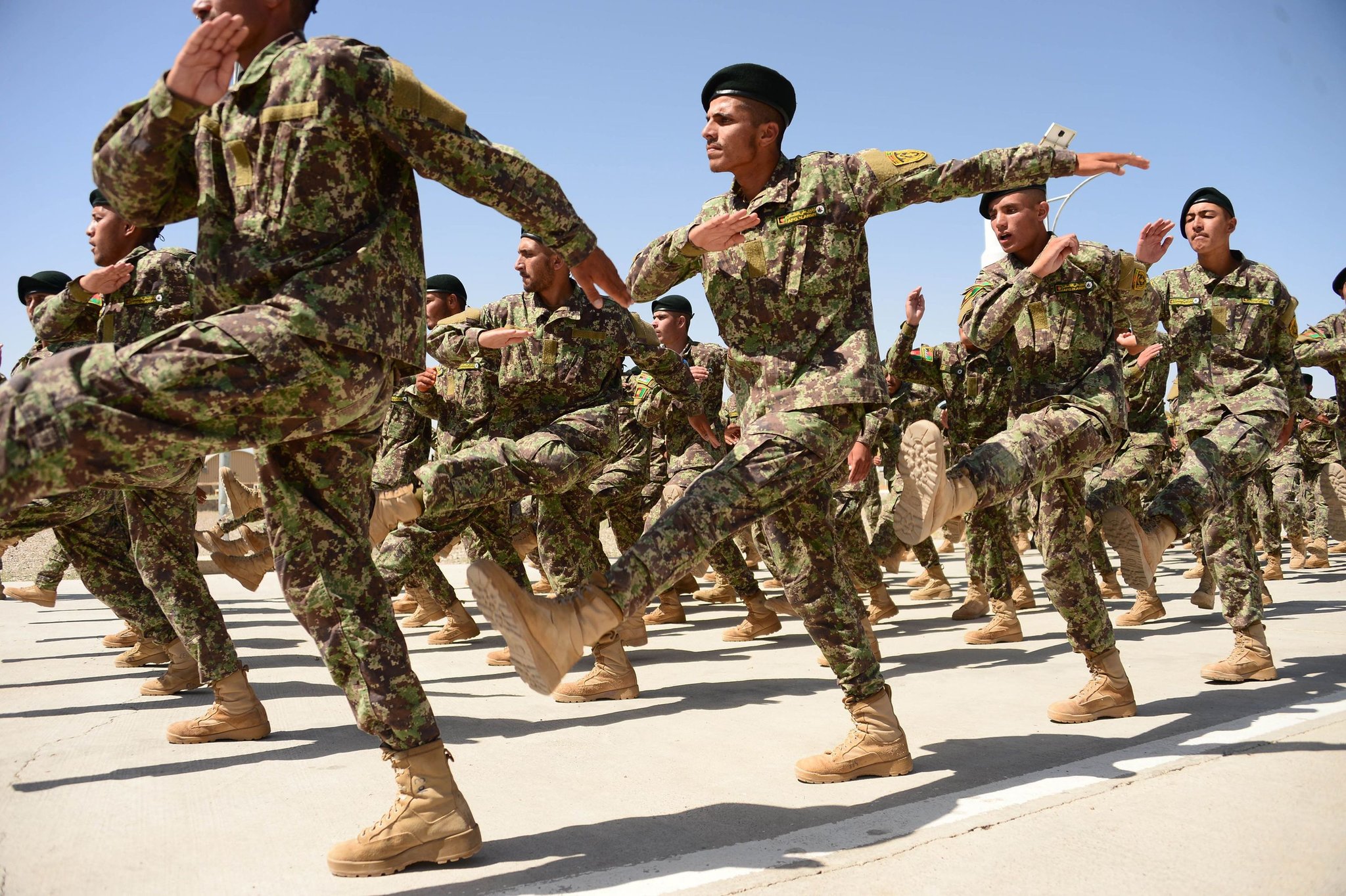 Soldats afghans : Une, deux... fuite au pas de course !