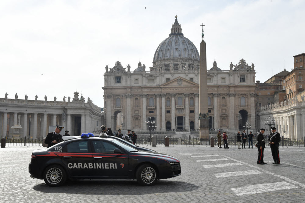 Incroyable : Des gendarmes déguisés en prêtres pour arrêter des escrocs en Italie