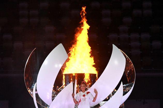JO : C'est la tenniswoman Naomi Osaka qui a allumé la flamme olympique 