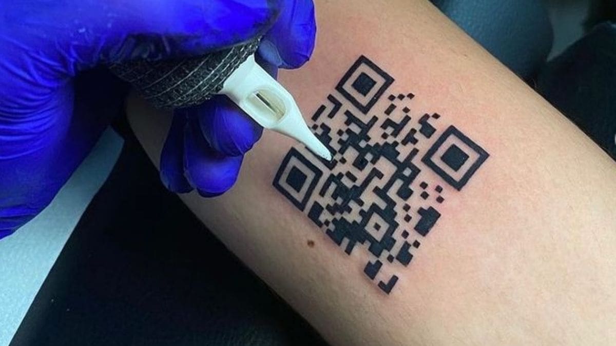 Un étudiant se fait tatouer son QR code de pass sanitaire
