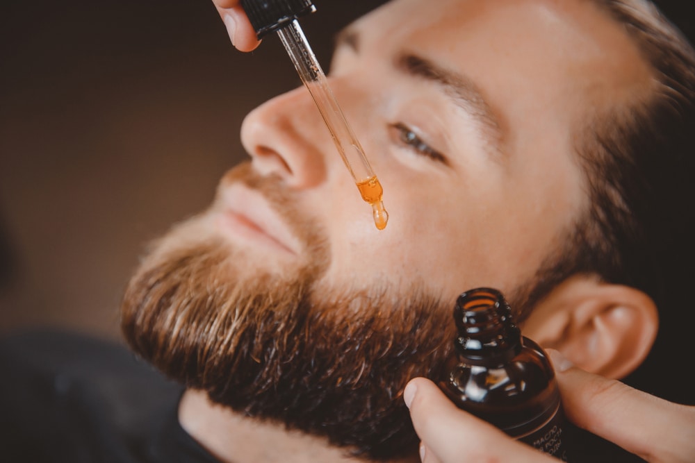 L'huile de ricin pour la barbe : quels bienfaits ?