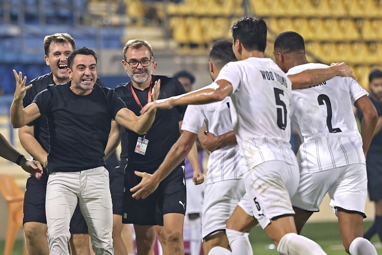 La joie de l'entraîneur espagnol du club qatari d'Al-Saad, Xavi, après un but marqué contre Al-Duhail, comptant pour la Qatar Stars League, le 3 novembre 2021 à Doha