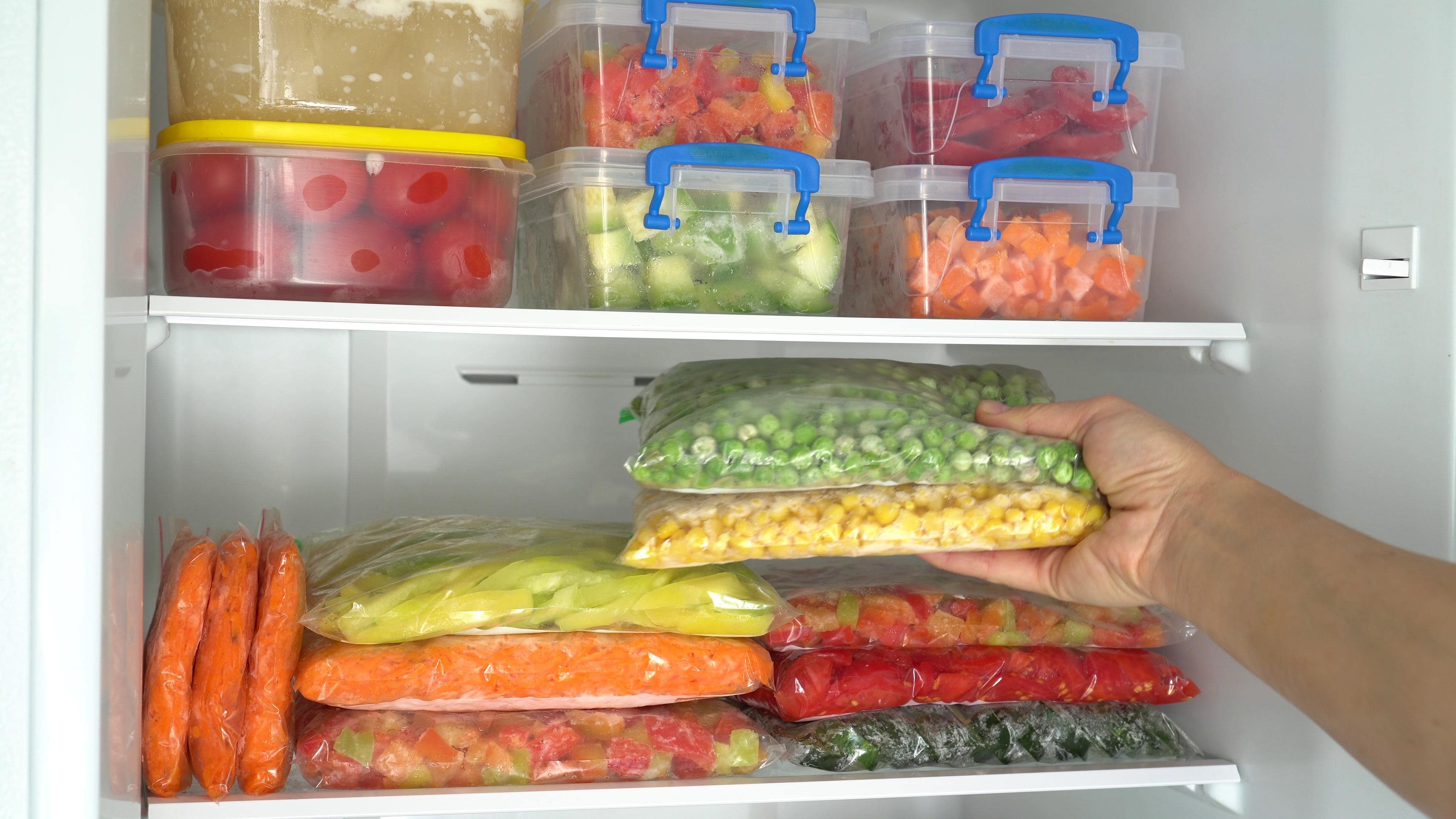 Очищенные овощи хранят. Заготовки в морозилку овощи. Овощи в морозилке. Хранение продуктов. Хранение продуктов в холодильнике.