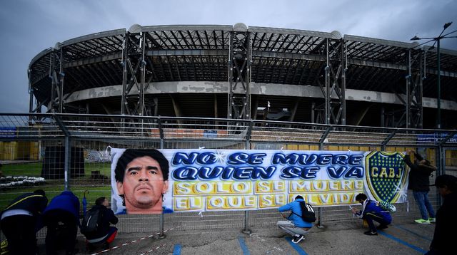 des-supporters-du-club-argentin-de-boca-juniors-installent-une-banderole-en-hommage-a-diego-maradona-devant-le-stade-armando-maradona-de-naples-ou-doit-etre-inaugure-une-statue-en-hommage-au-joueur-le-25