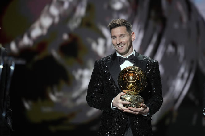 Lionel Messi reçoit son 7e Ballon d’or au Théâtre du Châtelet, à Paris, le 29 novembre 2021.