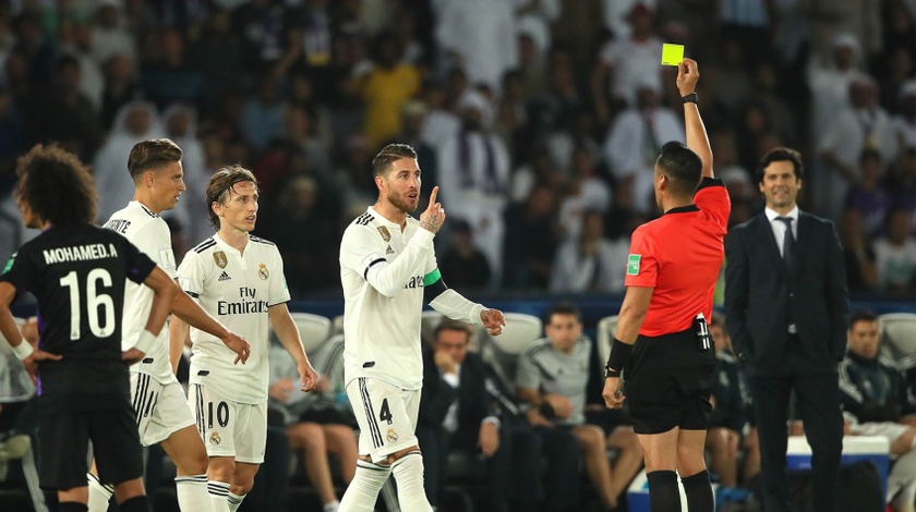 Les cartons au football : Une histoire qui a commencé à un feu rouge