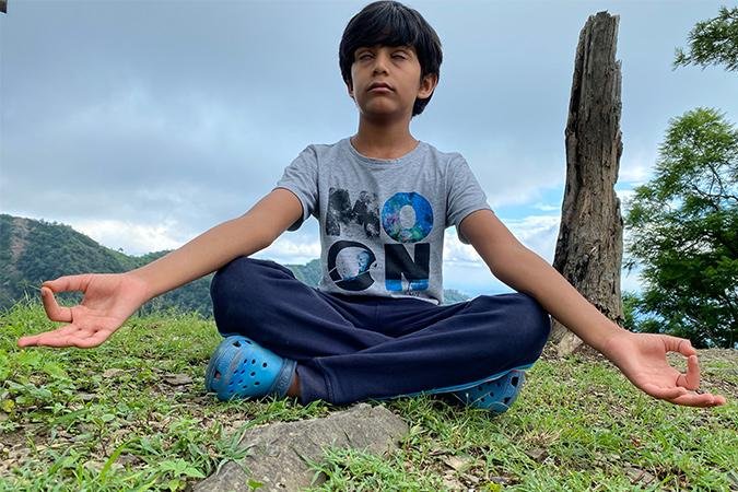 Nouveau record Guinness : il devient le plus jeune professeur de yoga du monde à 9 ans