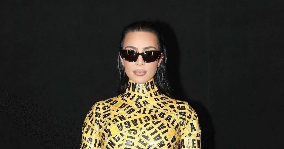 Kim Kardashian entièrement recouverte de scotch à la Fashion Week de Paris