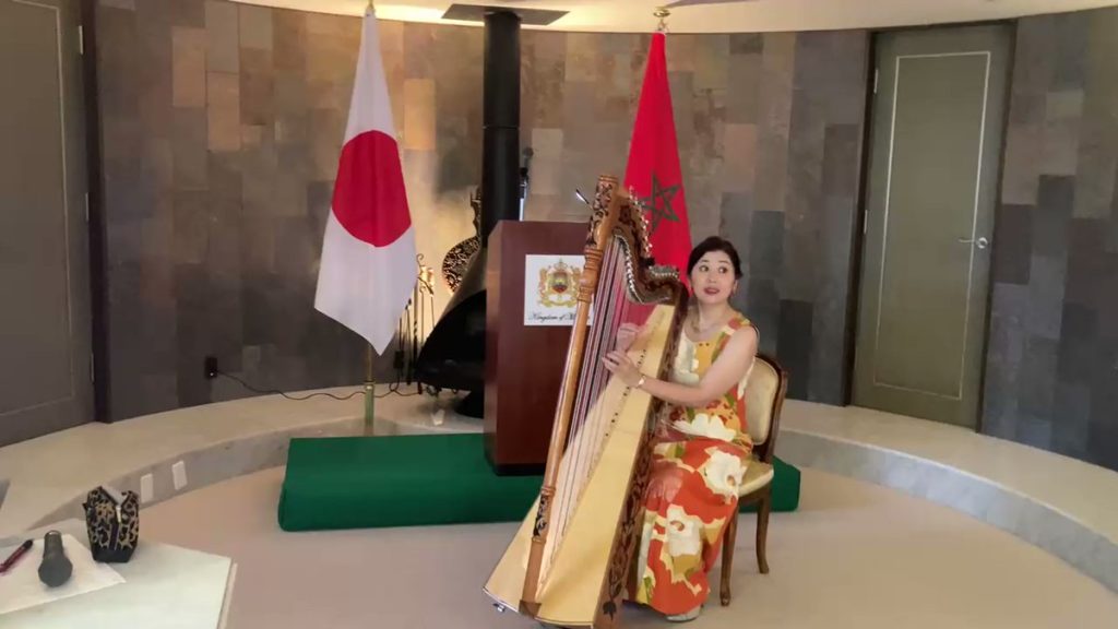 L'hymne national joué à la harpe par une artiste japonaise